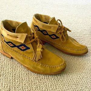 Trendy moccasins with laces